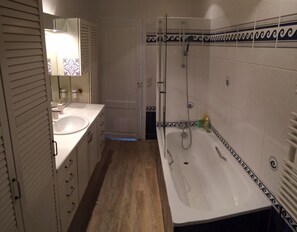 Shower, bidet - Beachfront villa, beach at the end of the garden (Arcachon)