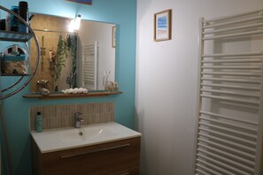 Badewanne, Handtücher, Toilettenpapier