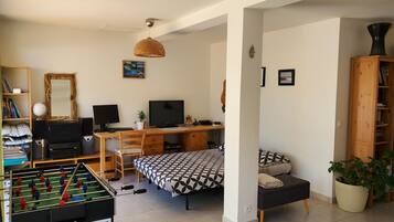 2 Schlafzimmer, Schreibtisch, BĂŒgeleisen/BĂŒgelbrett, kostenloses WLAN