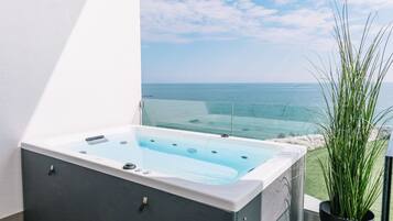 Deluxe Suite With Jacuzzi | 1 chambre, literie de qualité supérieure, surmatelas, minibar