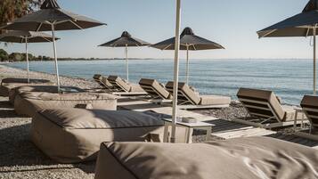 Playa privada, camastros, sombrillas y toallas de playa