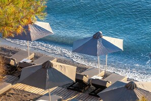 Playa privada, sillas reclinables de playa, sombrillas, toallas de playa