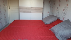 2 bedrooms, travel cot, WiFi, bed sheets