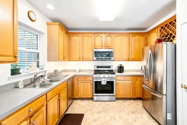 Refrigerador, microondas, horno y parrilla de estufa 