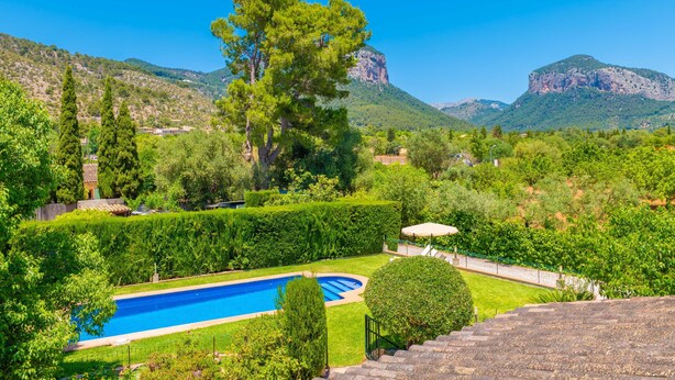 A pool surrounded by lush greenery and mountains. - SON SEGUÍ - Villa with private pool in Alaró with free WiFi (Alaro)