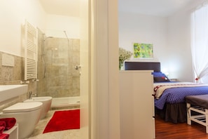 Shower, hair dryer, bidet, towels