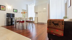 A modern living room with a dining area, a TV, and a kitchen in the background. - Apt next the Vatican both museum entrance\St Peter's basilica, Metro, a.c., wifi (Roma)