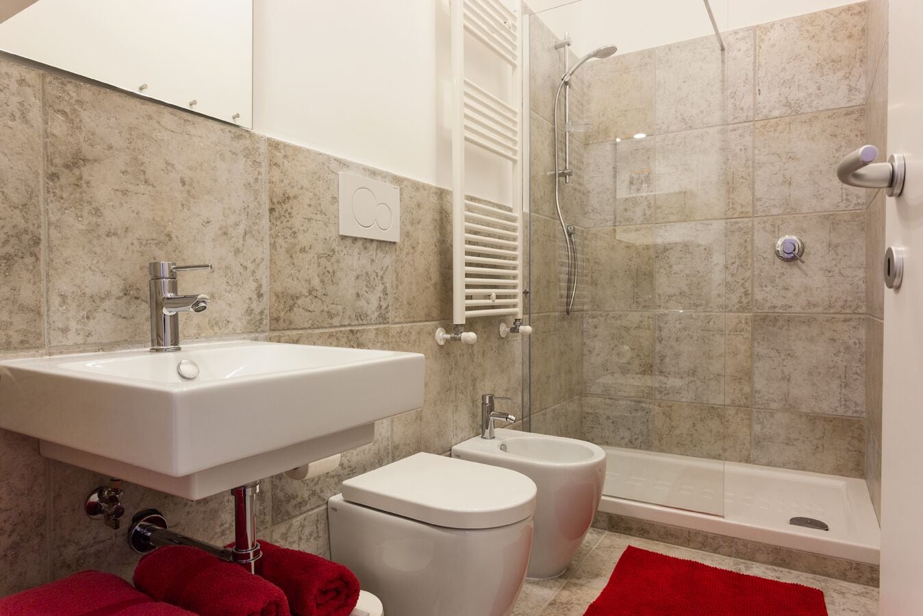 Douche, sèche-cheveux, bidet, serviettes fournies