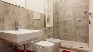 Douche, sĂšche-cheveux, bidet, serviettes fournies