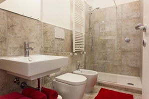 Dusche, Haartrockner, Bidet, Handtücher