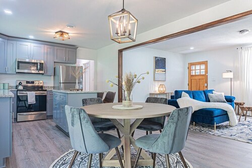 Modern 3BR Family Home, Fenced Yard, Pets Friendly + 15 min to Stone Mountain