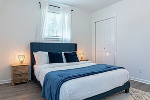 3 bedrooms, iron/ironing board, internet, bed sheets