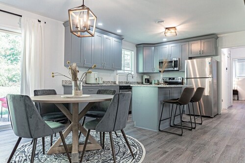 Modern 3BR Family Home, Fenced Yard, Pets Friendly + 15 min to Stone Mountain