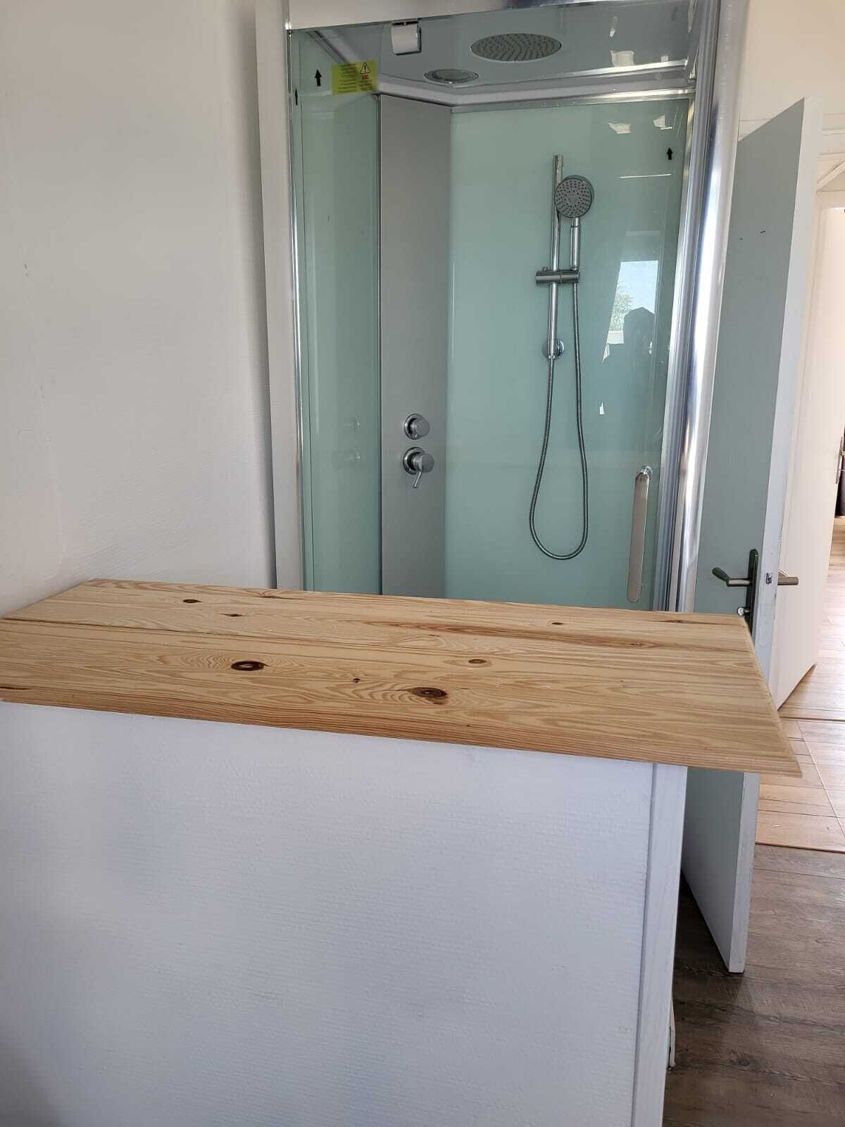 Douche, serviettes fournies