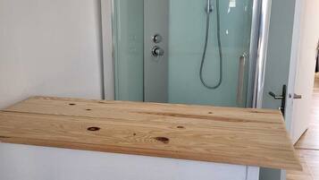 Douche, serviettes fournies