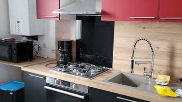 Een koelkast, een microgolfoven, een oven