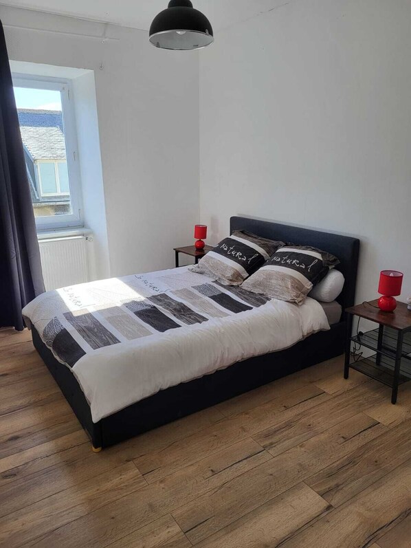 2 bedrooms, desk, WiFi, bed sheets