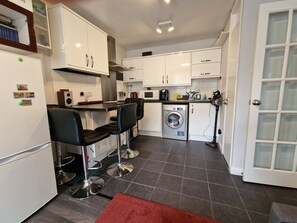 Apartment, 1 Queen Bed with Sofa bed | Private kitchen | Fridge, microwave, oven, stovetop - Super Comfy Apartment - Devon - A38 - Sleep 4pers (Newton Abbot)