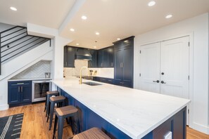 Fridge, microwave, oven, stovetop - Spacious 4 Bedroom Getaway - Family Friendly Amenities (Mountain Village)