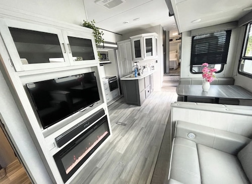 Johnny Love, Modern and Bright Paradise RV