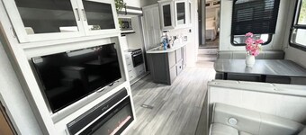 Johnny Love, Modern and Bright Paradise RV