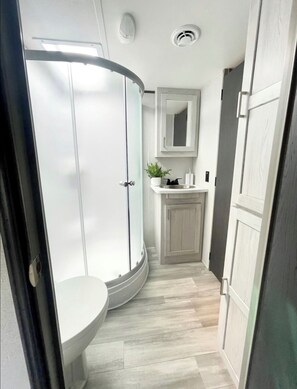 淋浴設備、風筒、提供毛巾、番梘