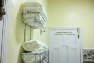 Sistema de insonorización, tabla de planchar con plancha y wifi gratis 