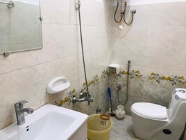 Bañera, artículos de tocador gratuitos, toallas
