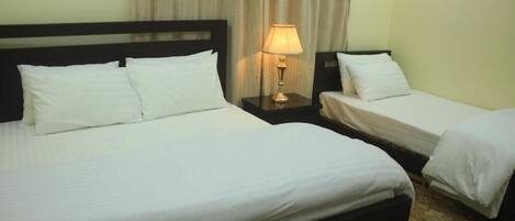 Deluxe Triple Room | Soundproofing, iron/ironing board, free WiFi, bed sheets