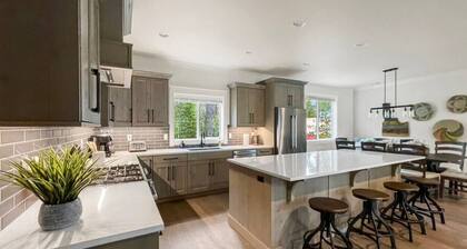 Morning Manor · New Mountain Modern 5 Bedroom with Hot Tub