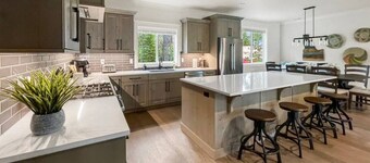 Morning Manor · New Mountain Modern 5 Bedroom with Hot Tub