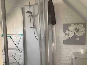 Bathroom - Beautiful 1-bed Apartment in Wareham,dorset (Wareham)