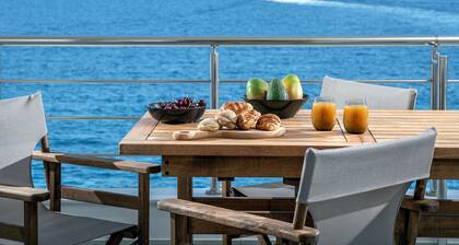 La Vista Apartment - Sea View steps to the beach