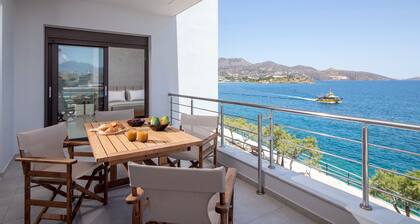 La Vista Apartment - Sea View steps to the beach