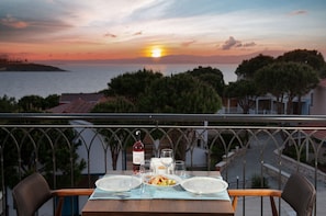 Suite Deluxe, vue mer | 1 chambre, bureau, Wi-Fi gratuit, draps fournis