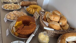 Un buffet con diversi cibi e una torta.