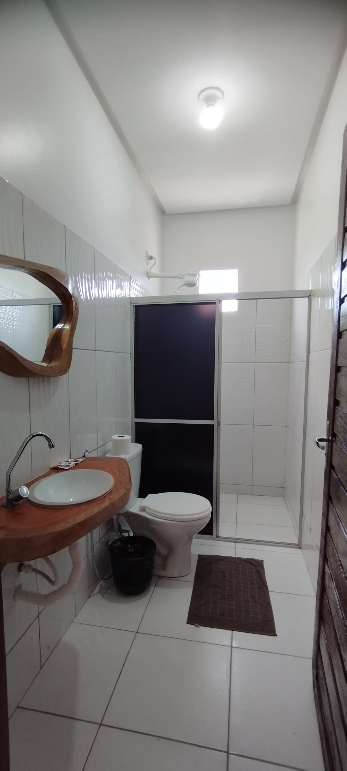 Dormitório compartilhado clássico | Banheiro | Chuveiro, chuveiro com efeito de chuva, toalhas de banho, sabonete