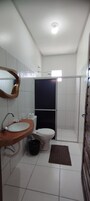 Dormitorio compartido clásico | Baño | Ducha, cabezal de ducha tipo lluvia, toallas y jabón