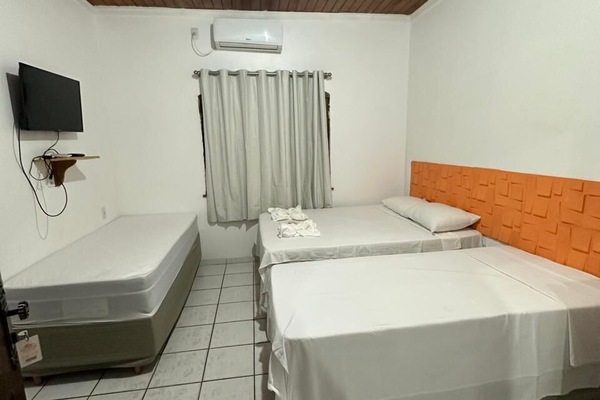 Habitación básica con 2 camas individuales | Wifi gratis y ropa de cama