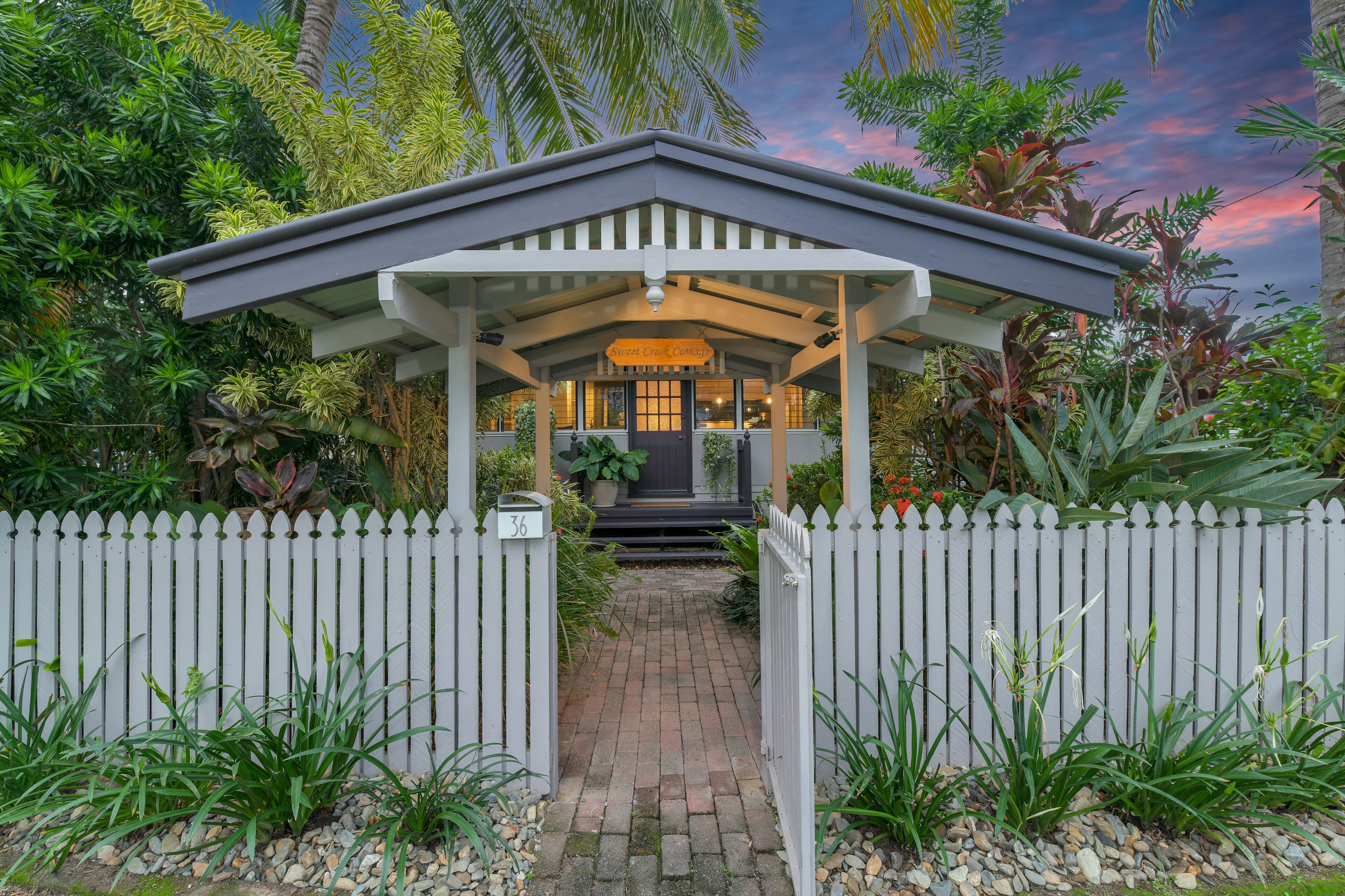 Sweet Creek Cottage, Palm Cove - 200m to Beach, Heated Pool, Bikes, Pets Welcome