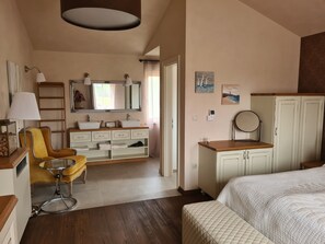 4 camere, una scrivania, ferro/asse da stiro