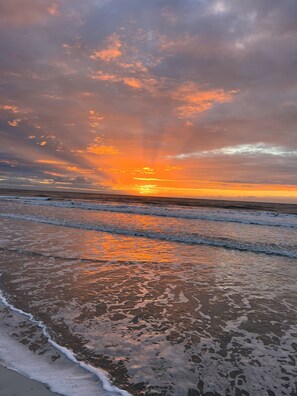 Beach nearby, sun loungers - Ocean & Sound Views! 4BR Sleeps 11, Elevator, Beach Steps Away (North Topsail Beach)
