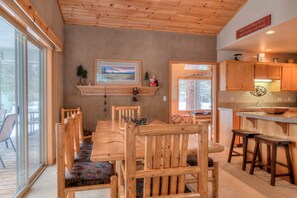 Dining - Single Level Sunriver Retreat , A/C, Hot Tub, SHARC, and Bikes (Sunriver)