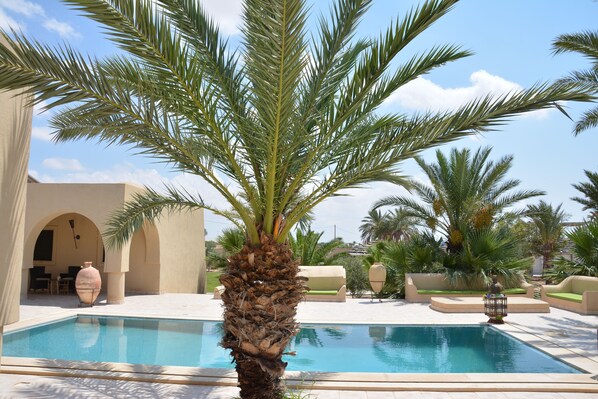 حمّام سباحة خارجي