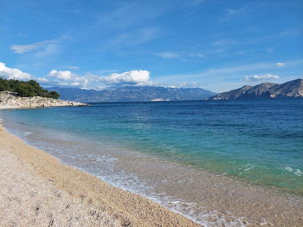 På stranden