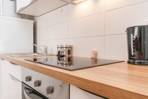 Kühlschrank, Mikrowelle, Herdplatte, Wasserkocher mit Kaffee-/Teezubehör