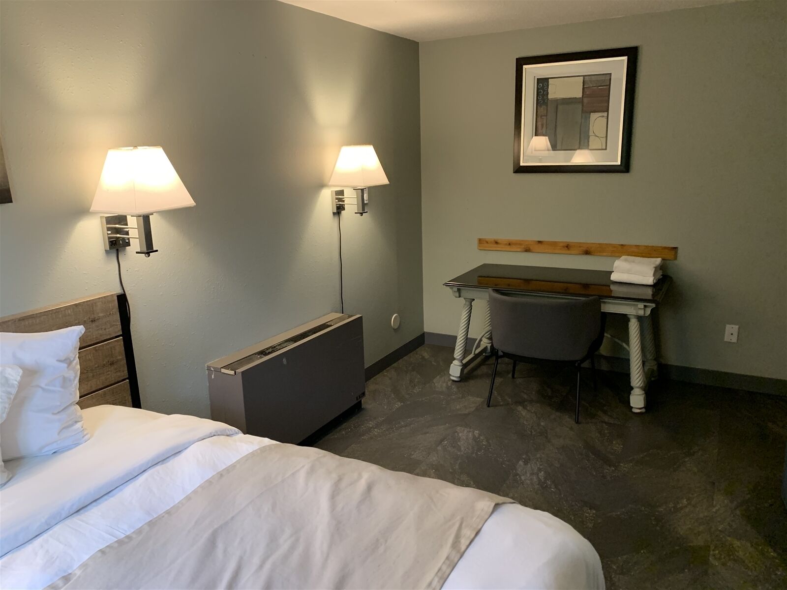 1 bedroom, desk, WiFi, bed sheets