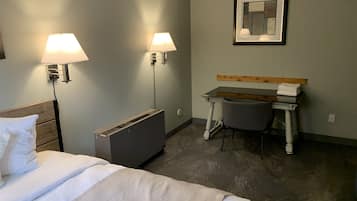 1 bedroom, desk, WiFi, bed sheets