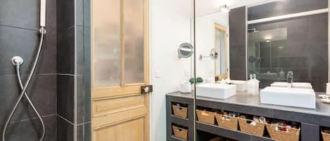 Baignoire, séchoir à cheveux, serviettes fournies