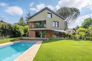 A heated pool - Souvenirs,  architect's house with pool and garden (Écully)